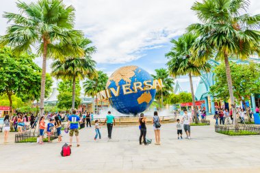 Singapur - 25 Haziran: turist ve pic alarak Tema parkı ziyaretçi