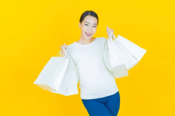 Portre Güzel Asyalı Kadın Tebessümü Ile Renk Arka Planında Alışveriş — Stok fotoğraf