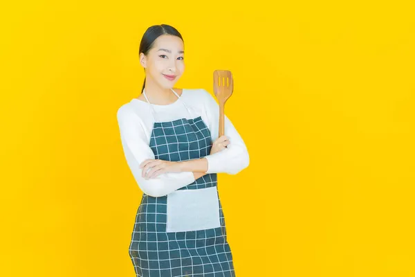 Portret Mooie Jonge Aziatische Vrouw Met Pan Grote Lepel Kleur — Stockfoto