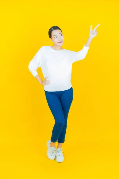 Retrato Hermosa Joven Asiática Mujer Sonrisa Con Acción Color Fondo —  Fotos de Stock