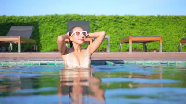 Retrato Bonito Jovem Asiático Mulher Relaxar Redor Piscina Livre Resort — Vídeo de Stock