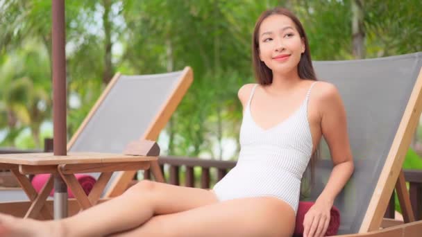 Des Images Belle Femme Asiatique Détendre Sur Transat Hôtel Pendant — Video