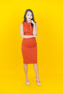 Portre güzel Asyalı kadın gülümsüyor. Renkli arka planda hareket var.