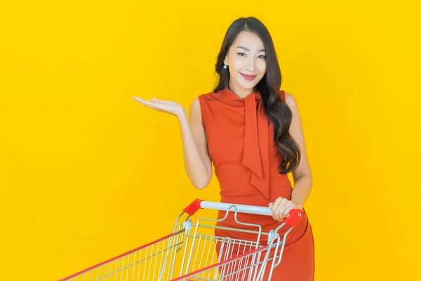 Portrét Krásná Mladá Asijská Žena Úsměv Nákupním Košíkem Supermarketu Barevném — Stock fotografie