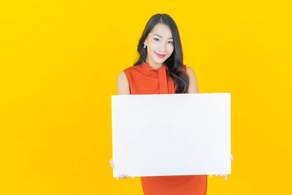 Portret Mooie Jonge Aziatische Vrouw Met Lege Witte Billboard Kleur — Stockfoto