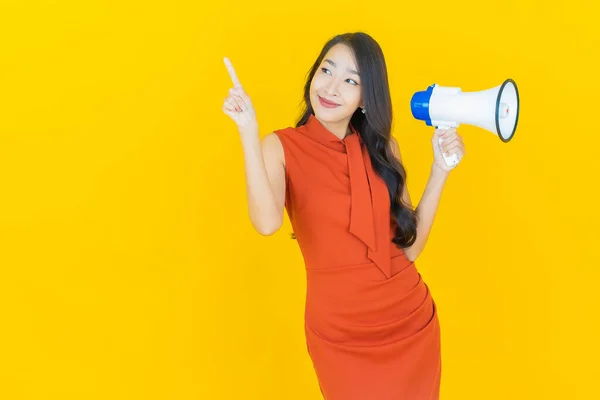 Portret Mooie Jonge Aziatische Vrouw Glimlach Met Megafoon Kleur Achtergrond — Stockfoto