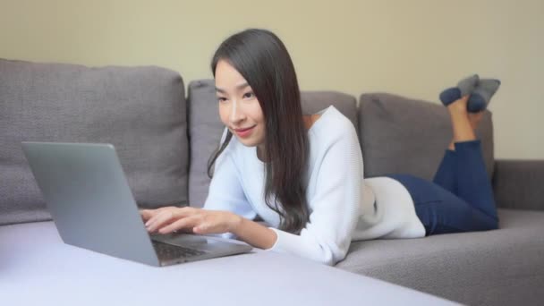 Imagens Mulher Asiática Trabalhando Com Laptop Casa — Vídeo de Stock