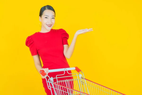 Portret Piękna Młoda Azjatycka Kobieta Uśmiech Koszyka Spożywczego Supermarketu Tle — Zdjęcie stockowe