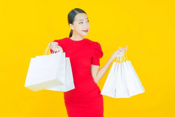 Retrato Hermosa Joven Mujer Asiática Sonrisa Con Bolsa Compras Fondo — Foto de Stock