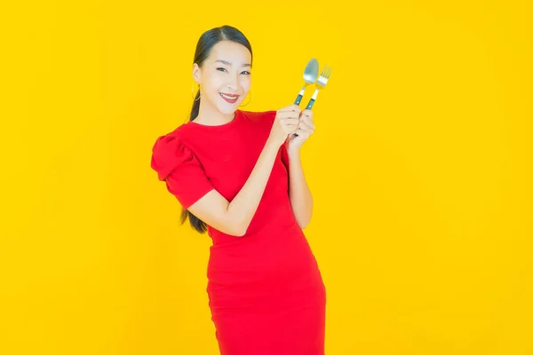 Retrato Bonito Jovem Asiático Mulher Sorriso Com Colher Garfo Cor — Fotografia de Stock