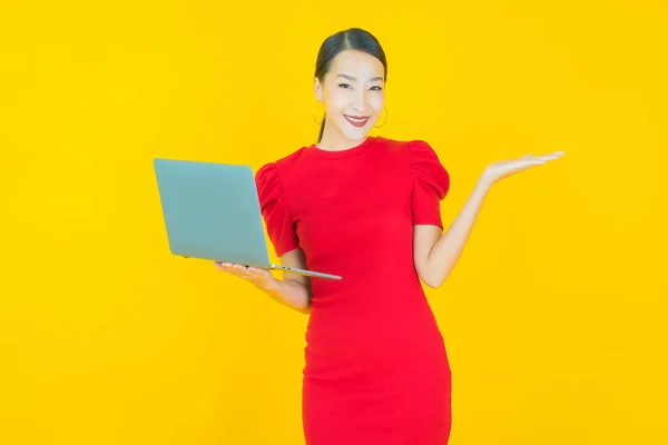 Портрет Красивая Молодая Азиатская Женщина Улыбка Компьютером Ноутбук Изолированном Фоне — стоковое фото