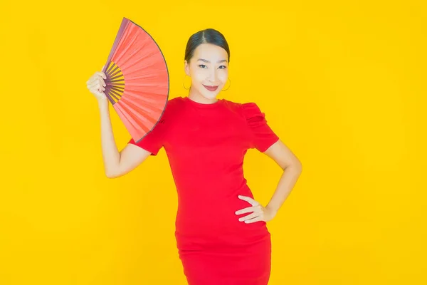 Porträt Schöne Junge Asiatische Frau Mit Fächer Auf Farbigem Hintergrund — Stockfoto