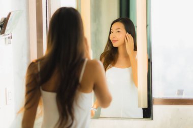 Güzel bir Asyalı kadın portresi. Banyo içinde yüzünü ve yüzünü kontrol et.