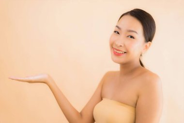 Güzellik kaplıcaları ve kozmetik makyaj anlayışı olan Asyalı güzel bir kadın portresi.