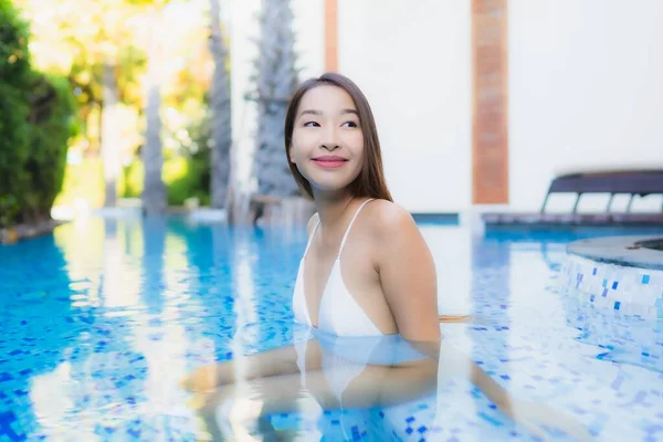 Retrato Bonito Jovem Asiático Mulher Feliz Sorriso Relaxar Redor Piscina — Fotografia de Stock