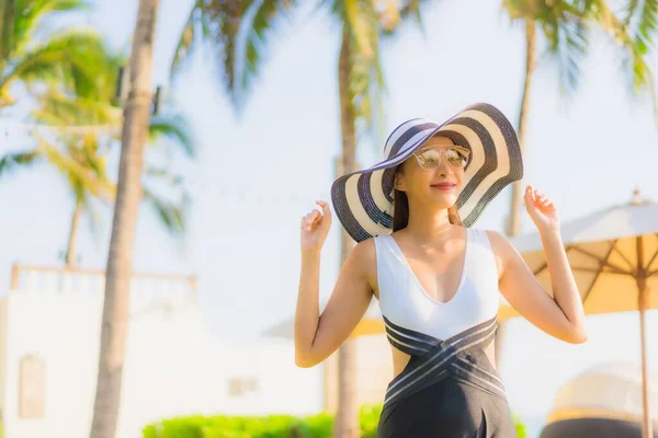 Hermoso Retrato Joven Mujer Asiática Feliz Sonrisa Relajarse Alrededor Piscina —  Fotos de Stock