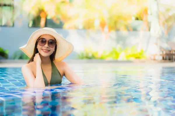 Portrait Beautiful Young Asian Woman Relax Swimming Pool Hotel Resort — Stock Photo, Image