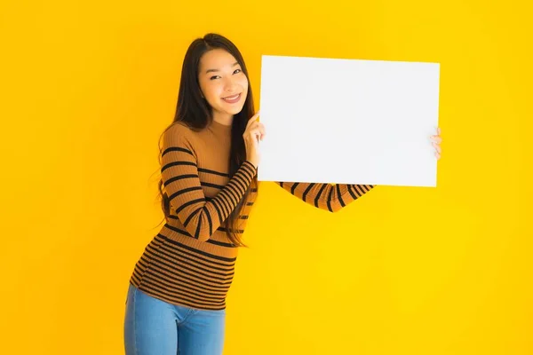 Retrato Bela Jovem Asiática Mulher Com Vazio Branco Cartão Cartão — Fotografia de Stock