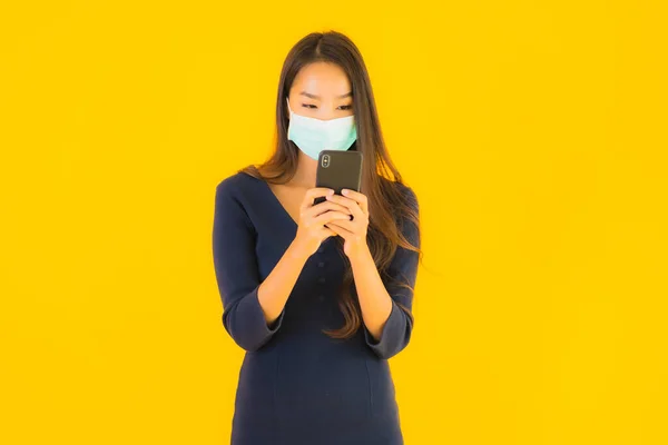 Retrato Hermosa Joven Asiática Mujer Con Máscara Teléfono Móvil Inteligente — Foto de Stock
