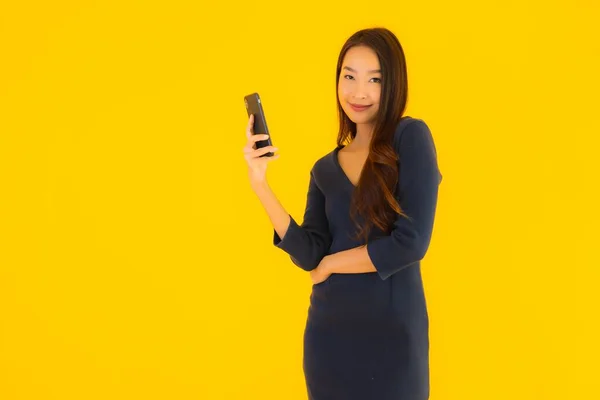 Porträt Schöne Junge Asiatische Frau Mit Smartphone Oder Handy Auf — Stockfoto