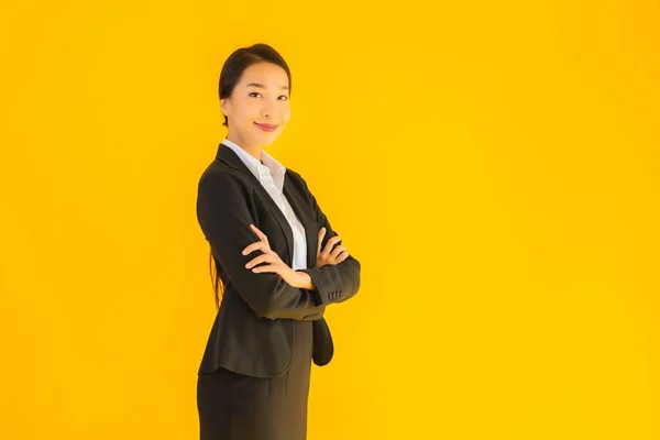 Güzel Portre Genç Kadını Asyalı Mutlu Gülücük Sarı Izole Arka — Stok fotoğraf