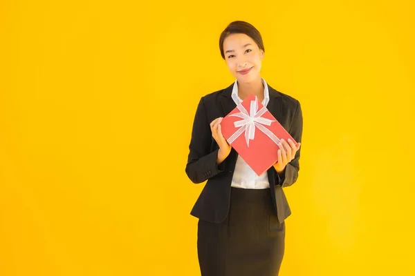 Porträt Schöne Junge Asiatische Frau Zeigen Rote Geschenkbox Mit Glücklichem — Stockfoto