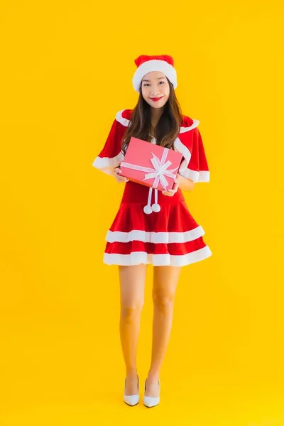 Güzel Genç Asyalı Noel Kıyafetleri Şapka Gülümsemesi Sarı Izole Edilmiş — Stok fotoğraf