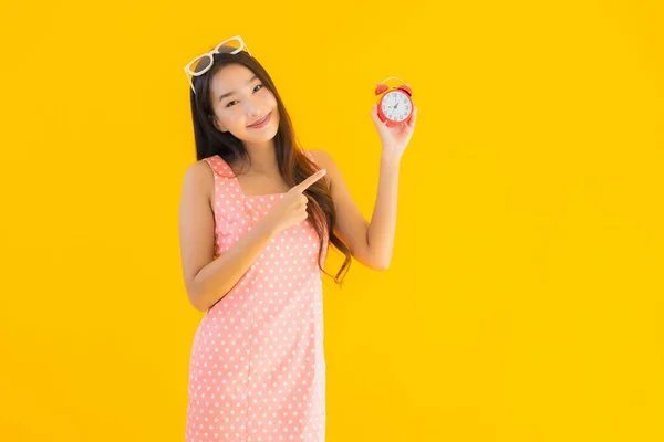 Portrét Krásná Mladá Asijská Žena Show Alarm Nebo Hodiny Žlutém — Stock fotografie