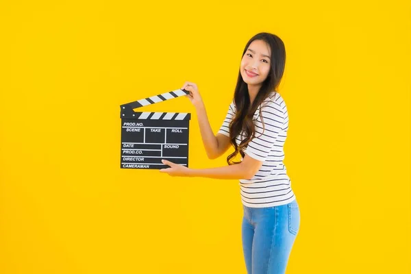 Porträt Schöne Junge Asiatische Frau Zeigen Clapper Film Bord Auf — Stockfoto