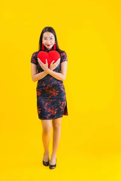 Retrato Bonito Jovem Asiático Mulher Desgaste Chinês Vestido Mostrar Coração — Fotografia de Stock