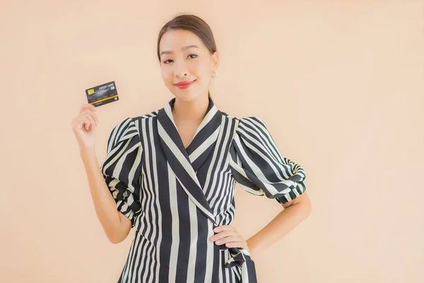 Retrato Bela Jovem Mulher Asiática Com Telefone Celular Inteligente Fundo — Fotografia de Stock