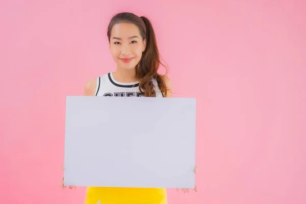 Portrait Belle Jeune Asiatique Femme Montrer Blanc Vide Panneau Affichage — Photo