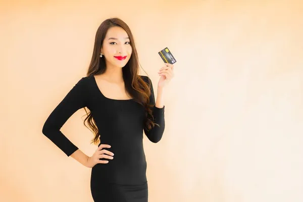 색다른 배경으로 쇼핑용 카드를 아름다운 아시아 여자의 — 스톡 사진