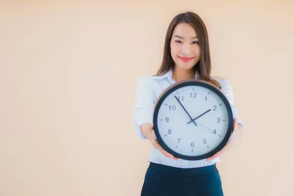 肖像美しい若いアジアの女性は 独立した色の背景に目覚まし時計を表示 — ストック写真