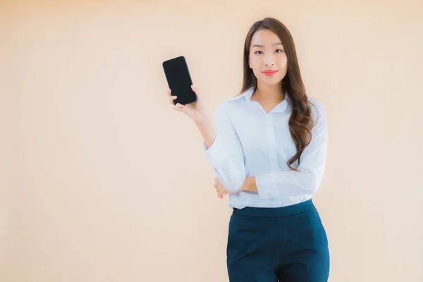 Retrato Bonito Jovem Negócio Asiático Mulher Com Telefone Celular Inteligente — Fotografia de Stock