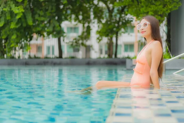 Retrato Bonito Jovem Asiático Mulher Relaxar Sorriso Lazer Redor Piscina — Fotografia de Stock