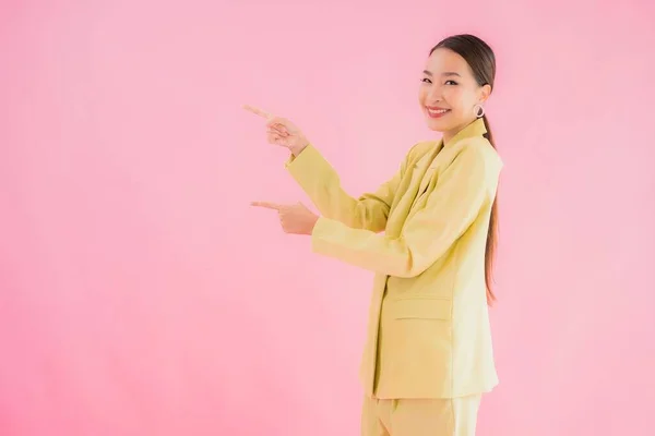 아름다운 아시아 사업가가 분홍색 배경으로 웃으며 그림을 그리는 — 스톡 사진