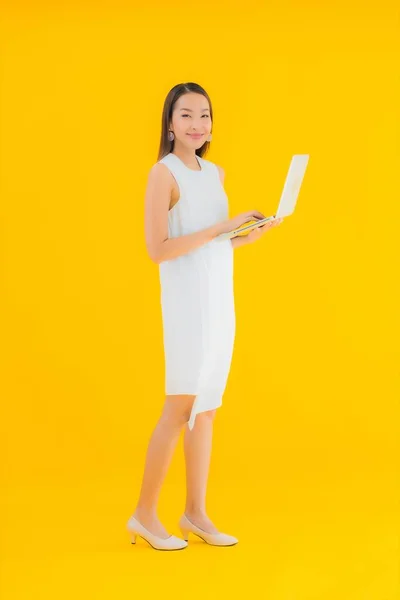 Sarı Izole Edilmiş Arka Planda Bilgisayarlı Güzel Asyalı Kadın Portresi — Stok fotoğraf