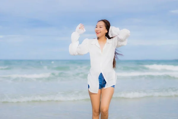 Porträt Schöne Junge Asiatische Frau Entspannen Lächeln Rund Strand Meer — Stockfoto