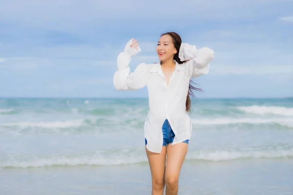 Retrato Hermosa Joven Asiática Mujer Relajarse Sonrisa Alrededor Playa Mar —  Fotos de Stock