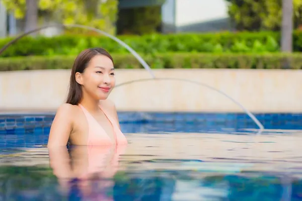 美しい若いアジアの女性の肖像旅行休暇のレジャーでホテルのリゾートで屋外スイミングプールの周りの笑顔をリラックス — ストック写真