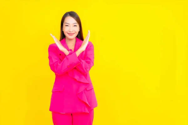 Retrato Bonito Jovem Asiático Mulher Sorriso Ação Cor Amarela Fundo — Fotografia de Stock