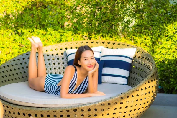 Retrato Hermosa Joven Asiática Mujer Relajarse Sonrisa Ocio Vacaciones Alrededor — Foto de Stock