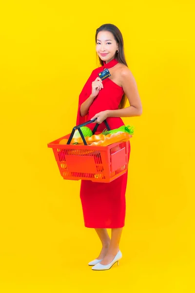 Porträt Schöne Junge Asiatische Frau Mit Einkaufskorb Aus Dem Supermarkt — Stockfoto