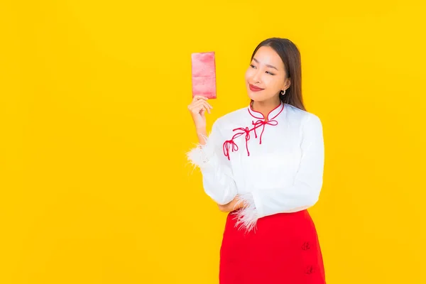 Porträt Schöne Junge Asiatische Frau Mit Roten Umschlägen Brief Chinesischen — Stockfoto
