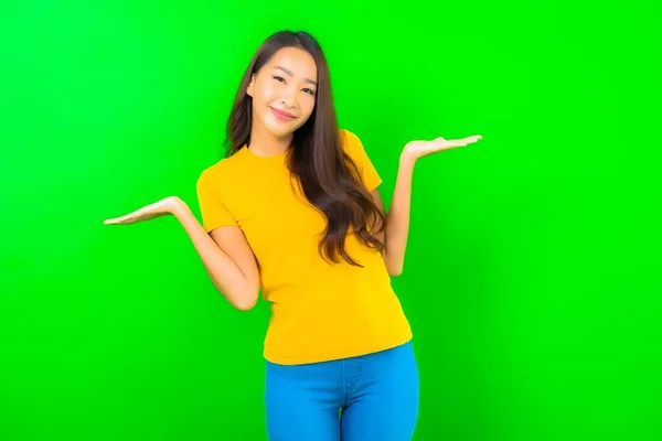 Portret Mooie Jonge Aziatische Vrouw Glimlach Met Actie Groen Geïsoleerde — Stockfoto