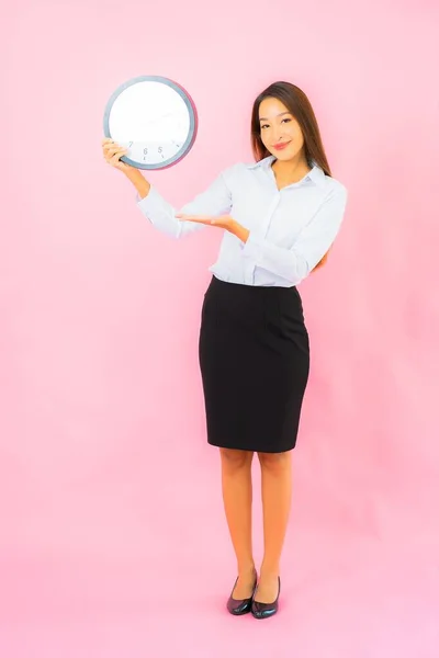 Portret Piękna Młoda Azjatycka Kobieta Pokazać Zegar Alarm Różowym Tle — Zdjęcie stockowe