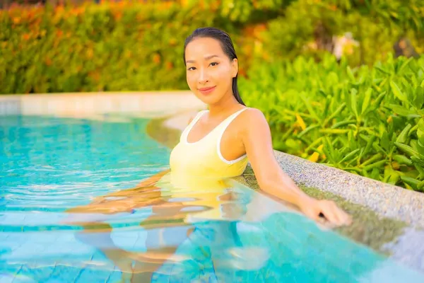 Porträtt Vackra Unga Asiatiska Kvinna Slappna Leende Njuta Fritid Runt — Stockfoto