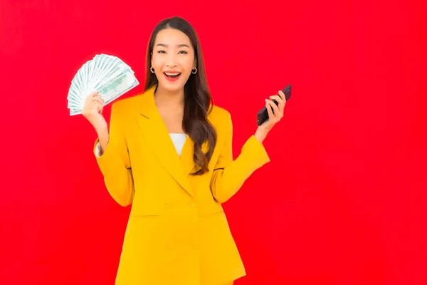 Retrato Bonito Jovem Ásia Mulher Com Monte Dinheiro Dinheiro Vermelho — Fotografia de Stock