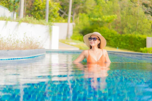 Retrato Bonito Jovem Asiático Mulher Relaxar Sorriso Lazer Redor Piscina — Fotografia de Stock